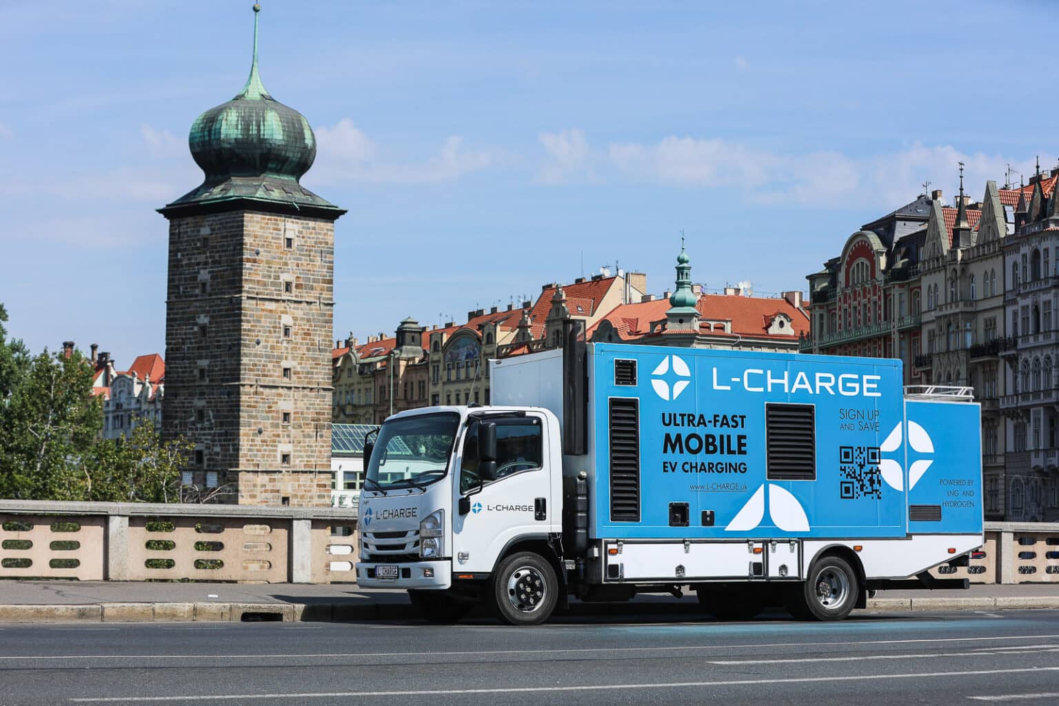 Weltweit erste mobile Schnelladestation für Elektroautos getestet